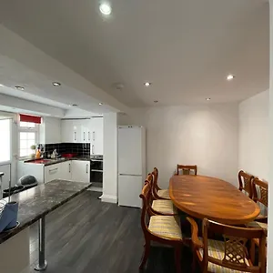 4 Bedroom House 10 Mins Walk To The And Less Than A Mile From Main Station Bournemouth